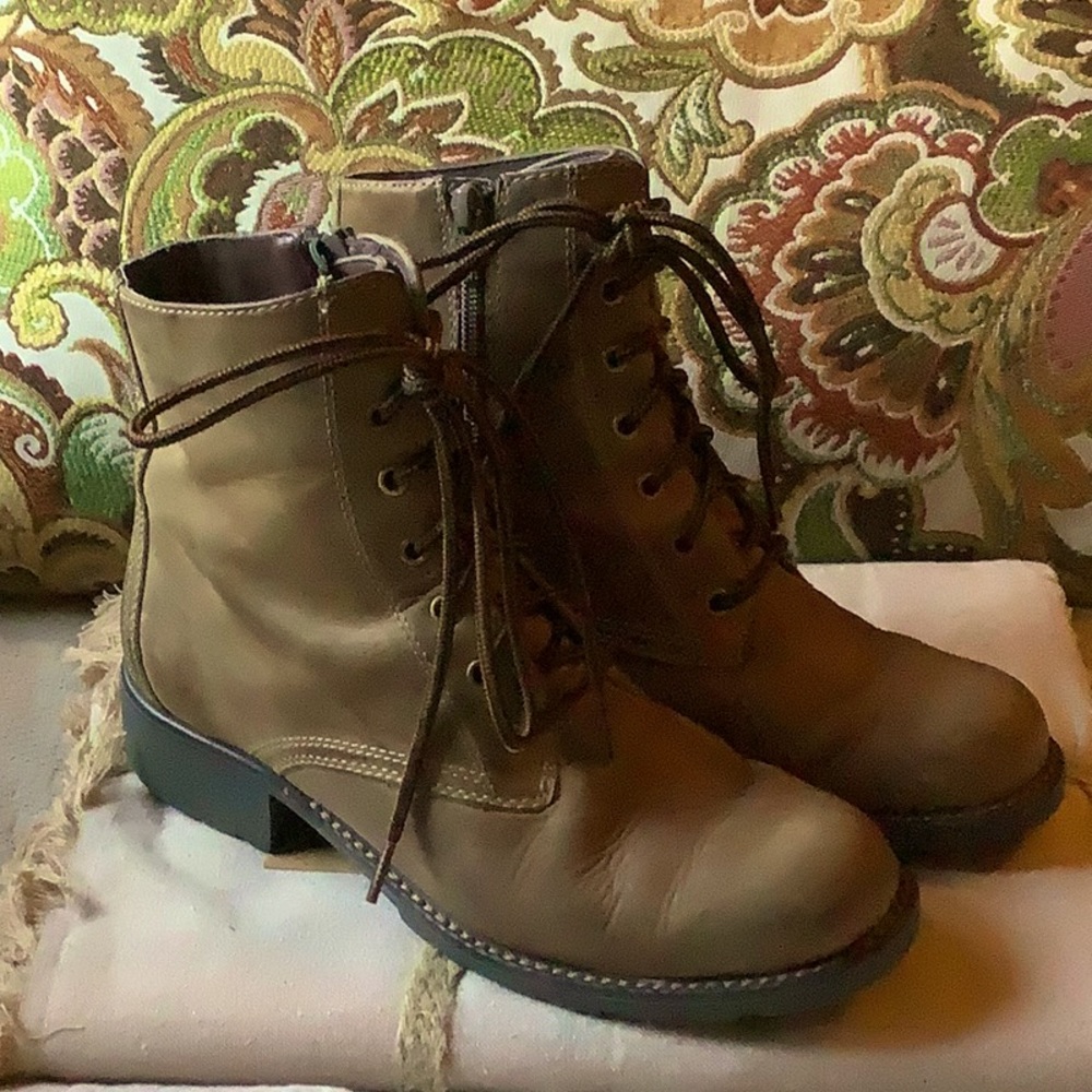 Clarks brown lace up boots size 8 1/2